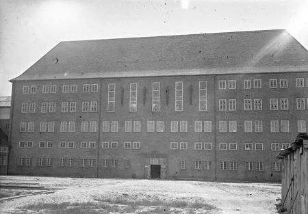 Photo du b&acirc;timent principal de la prison de Brandenbourg, en Allemagne, prise vers 1931