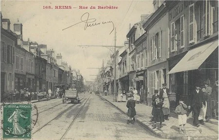 la Rue du Barb&acirc;tre &agrave; Reims sur une carte postale ancienne