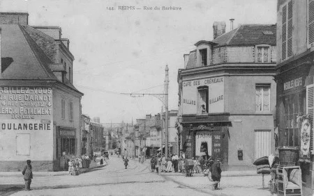 la Rue du Barb&acirc;tre &agrave; Reims sur une carte postale ancienne