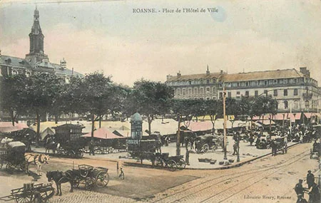 La place de Roanne et l'h&ocirc;tel de ville sur une carte postale ancienne