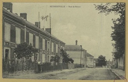 La rue de Reims &agrave; B&eacute;theniville sur une carte postale ancienne