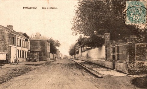 La rue de Reims à Bétheniville sur une carte postale ancienne