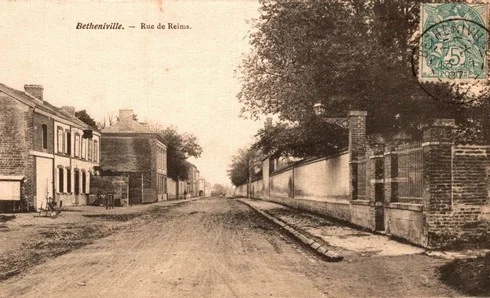 La rue de Reims &agrave; B&eacute;theniville sur une carte postale ancienne