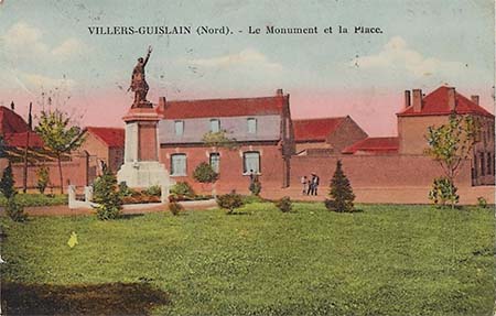 La place et le monument aux morts de Villers Guislain sur une carte postale ancienne