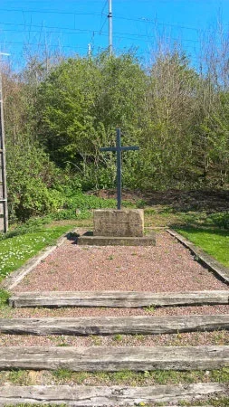 Croix en hommage à des britanniques tombés à Awoingt le 9 octobre 1918 pendant la Grande Guerre