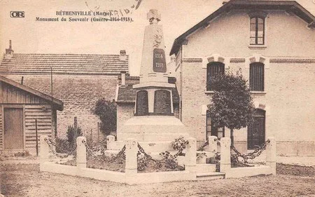 le Monument aux Morts de B&eacute;theniville sur une carte postale ancienne
