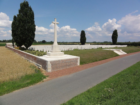 Le cimetière britannique Cross Roads Cemetery à Fontaine-au-bois