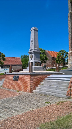 Le monument aux morts pour la France de la commune de Fontaine-au-Bois