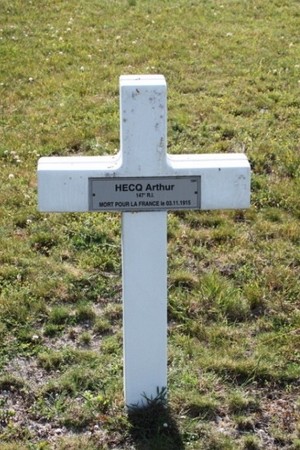 Sepulture d'Arthur Hecq au cimetière militaire de Saint-Jean-sur-Tourbe